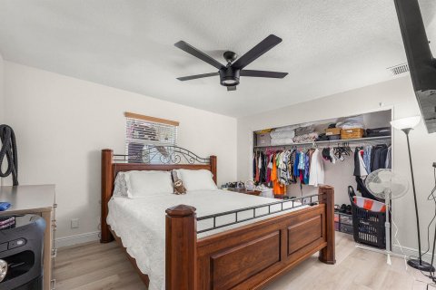 Commercial property in Palm Springs, Florida 157 sq.m. № 2251432 - photo 10