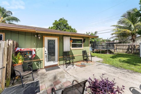 Commercial property in Palm Springs, Florida 157 sq.m. № 2251432 - photo 25
