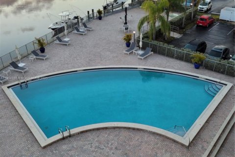 Condo in North Miami Beach, Florida, 2 bedrooms № 1959472 - photo 23