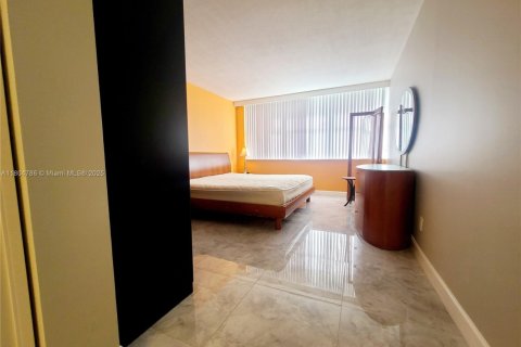 Condo in North Miami Beach, Florida, 2 bedrooms № 1959472 - photo 21