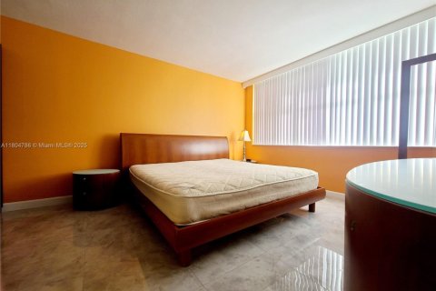 Condo in North Miami Beach, Florida, 2 bedrooms № 1959472 - photo 16