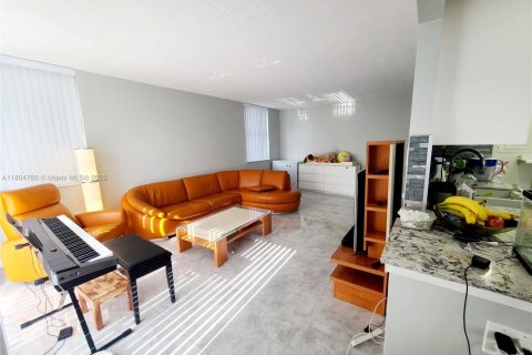 Condo in North Miami Beach, Florida, 2 bedrooms № 1959472 - photo 13