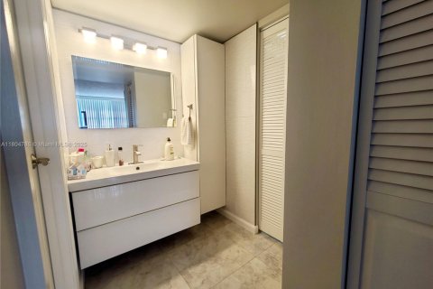 Condo in North Miami Beach, Florida, 2 bedrooms № 1959472 - photo 22