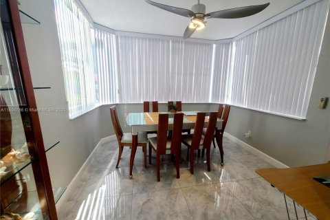 Condo in North Miami Beach, Florida, 2 bedrooms № 1959472 - photo 4