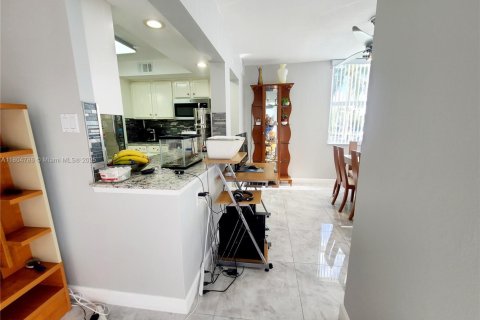 Condo in North Miami Beach, Florida, 2 bedrooms № 1959472 - photo 9