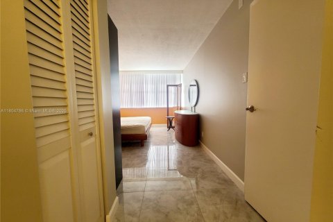Condo in North Miami Beach, Florida, 2 bedrooms № 1959472 - photo 19