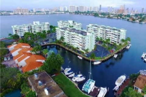 Condo in North Miami Beach, Florida, 2 bedrooms № 1959472 - photo 25