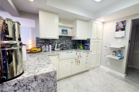 Condo in North Miami Beach, Florida, 2 bedrooms № 1959472 - photo 5