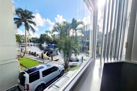 Condo in North Miami Beach, Florida, 2 bedrooms № 1959472 - photo 8