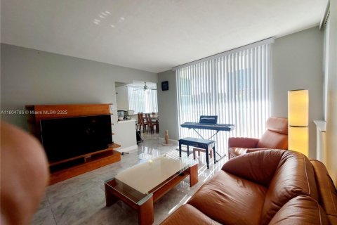 Condo in North Miami Beach, Florida, 2 bedrooms № 1959472 - photo 3