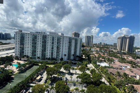 Condominio en alquiler en Sunny Isles Beach, Florida, 1 dormitorio, 93.37 m2 № 2007815 - foto 27