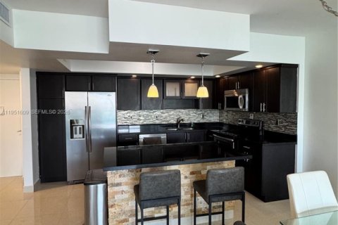 Condominio en alquiler en Sunny Isles Beach, Florida, 1 dormitorio, 93.37 m2 № 2007815 - foto 5