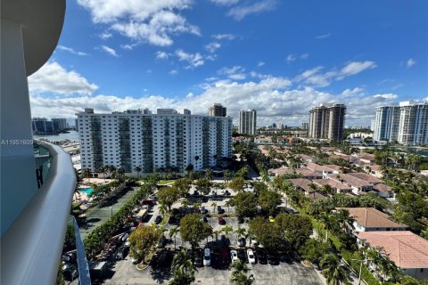 Condominio en alquiler en Sunny Isles Beach, Florida, 1 dormitorio, 93.37 m2 № 2007815 - foto 12