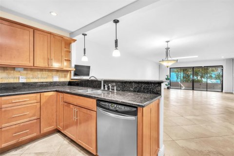 Condo in Hollywood, Florida, 3 bedrooms  № 1953189 - photo 18