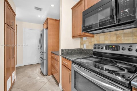 Condo in Hollywood, Florida, 3 bedrooms  № 1953189 - photo 16