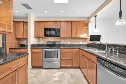 Condo in Hollywood, Florida, 3 bedrooms  № 1953189 - photo 15