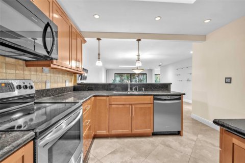 Condo in Hollywood, Florida, 3 bedrooms  № 1953189 - photo 17