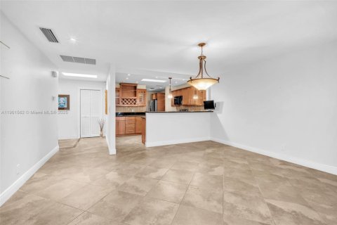 Condo in Hollywood, Florida, 3 bedrooms  № 1953189 - photo 12