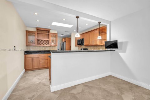 Condo in Hollywood, Florida, 3 bedrooms  № 1953189 - photo 13