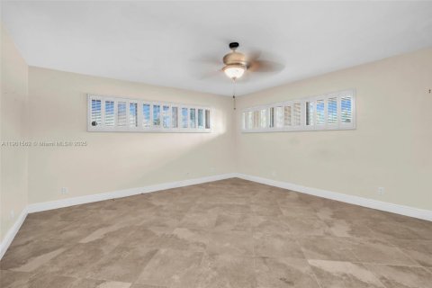 Condo in Hollywood, Florida, 3 bedrooms  № 1953189 - photo 27