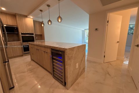 Condo in Sunny Isles Beach, Florida, 1 bedroom  № 1791045 - photo 1