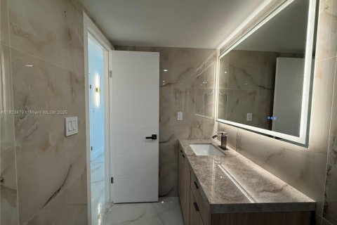 Condo in Sunny Isles Beach, Florida, 1 bedroom  № 1791045 - photo 17