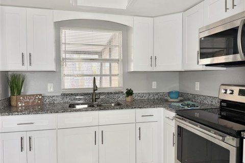 Condo in Tampa, Florida, 2 bedrooms № 2096491 - photo 11