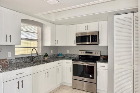Condo in Tampa, Florida, 2 bedrooms № 2096491 - photo 9