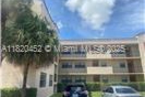 Condo in Miramar, Florida, 2 bedrooms  № 1779768 - photo 1