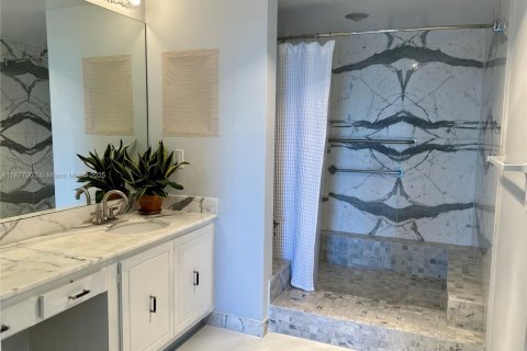 Condo in Key Biscayne, Florida, 1 bedroom  № 1896087 - photo 9