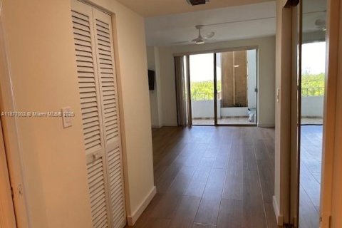 Condo in Key Biscayne, Florida, 1 bedroom  № 1896087 - photo 8