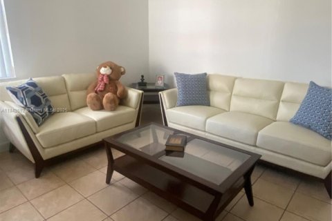 Townhouse in Homestead, Florida 3 bedrooms, 135.27 sq.m. № 1839131 - photo 3