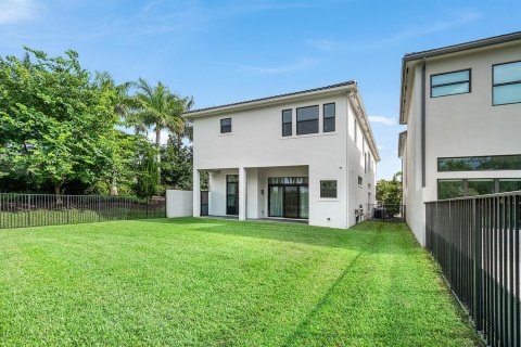 House in Boca Raton, Florida 5 bedrooms, 438.87 sq.m. № 2403861 - photo 29