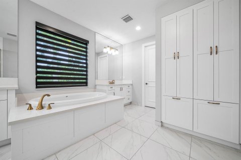 House in Boca Raton, Florida 5 bedrooms, 438.87 sq.m. № 2403861 - photo 21