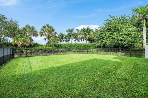 House in Boca Raton, Florida 5 bedrooms, 438.87 sq.m. № 2403861 - photo 28