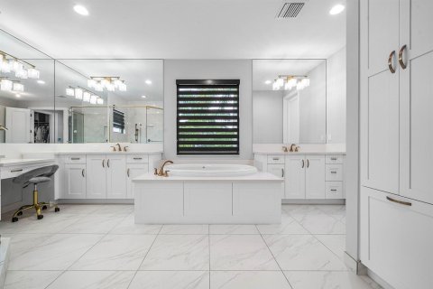 House in Boca Raton, Florida 5 bedrooms, 438.87 sq.m. № 2403861 - photo 19
