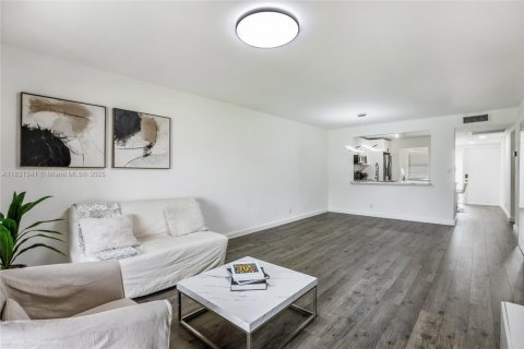 Condo in Davie, Florida, 2 bedrooms  № 1814704 - photo 9
