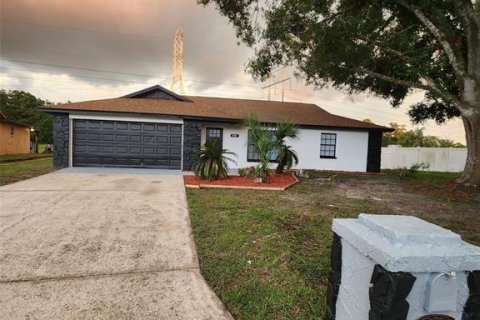 House in Tampa, Florida 3 bedrooms, 119.75 sq.m. № 1886975 - photo 1