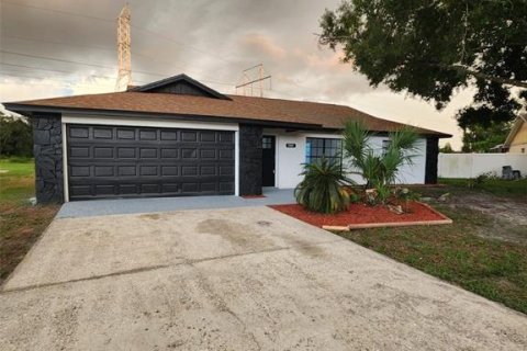 House in Tampa, Florida 3 bedrooms, 119.75 sq.m. № 1886975 - photo 5