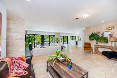 House in Coral Gables, Florida 4 bedrooms, 251.77 sq.m. № 1766452 - photo 18
