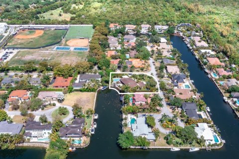 House in Coral Gables, Florida 4 bedrooms, 251.77 sq.m. № 1766452 - photo 24