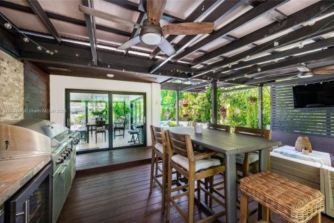 House in Coral Gables, Florida 4 bedrooms, 251.77 sq.m. № 1766452 - photo 7