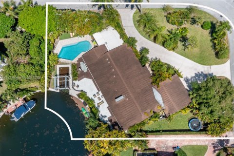 House in Coral Gables, Florida 4 bedrooms, 251.77 sq.m. № 1766452 - photo 25
