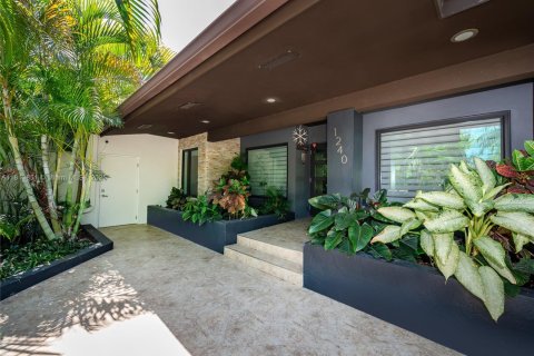 House in Coral Gables, Florida 4 bedrooms, 251.77 sq.m. № 1766452 - photo 27
