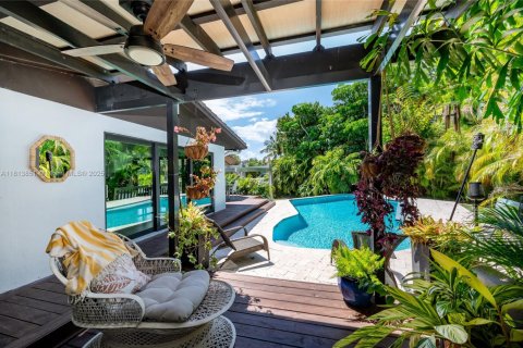 House in Coral Gables, Florida 4 bedrooms, 251.77 sq.m. № 1766452 - photo 9