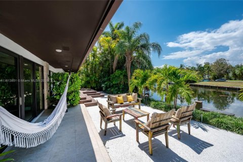 House in Coral Gables, Florida 4 bedrooms, 251.77 sq.m. № 1766452 - photo 1