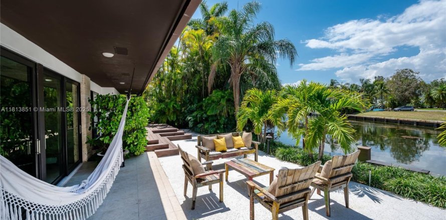 House in Coral Gables, Florida 4 bedrooms, 251.77 sq.m. № 1766452