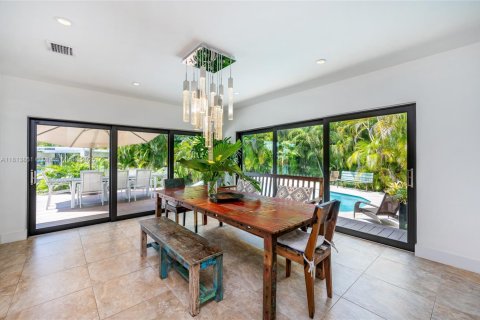 House in Coral Gables, Florida 4 bedrooms, 251.77 sq.m. № 1766452 - photo 12