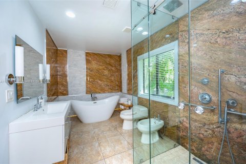 House in Coral Gables, Florida 4 bedrooms, 251.77 sq.m. № 1766452 - photo 21