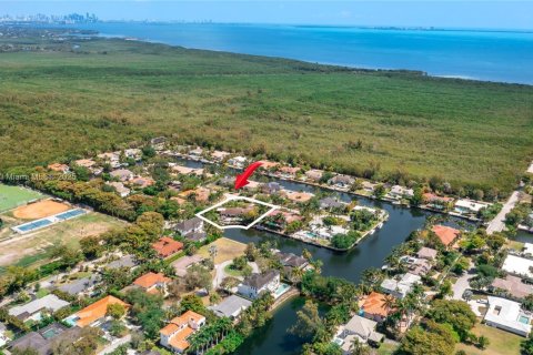 House in Coral Gables, Florida 4 bedrooms, 251.77 sq.m. № 1766452 - photo 23